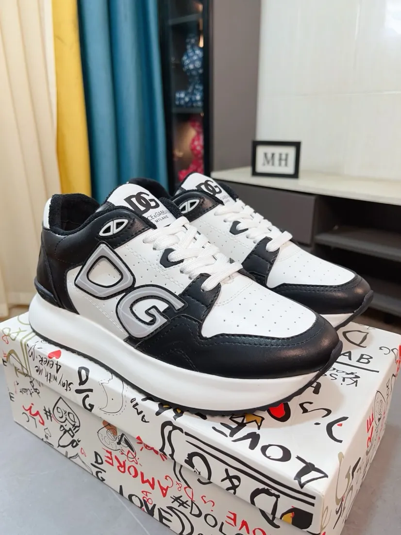 Men's shoes 💰500🌹🌹"Dolce & Gabbana DG" original imported first-layer cowhide ➕ sheepskin lining, light on the foot, comfortable, versatile, original special outsole 🔥favored by trendy men, welcome to compare quality 🔥exquisite luxury, super A level! Compared with the genuine product at the counter, the version is no worse at all! Code number 38-46